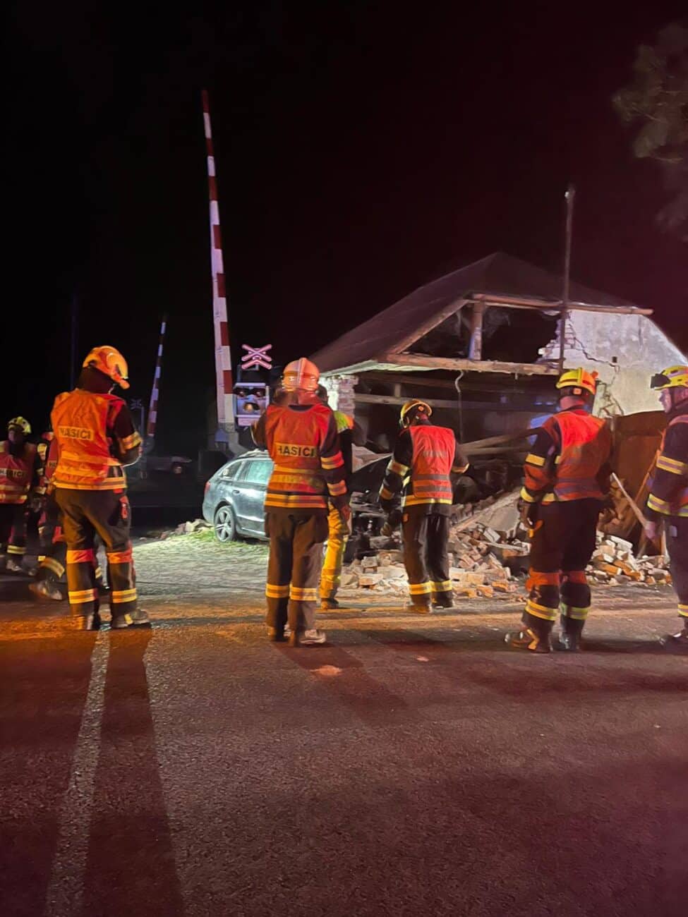 Řidič v Kytlicích - Mlýnech zbořil garáž. Foto: HZS