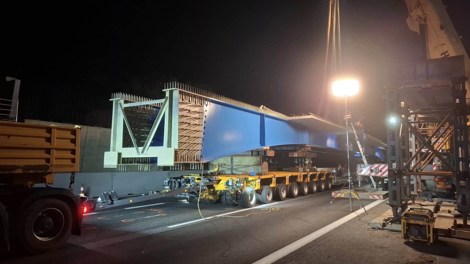 Noční stavba nového mostu na dálnici D11. Foto: KSÚS