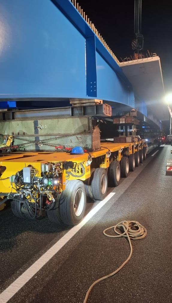 Noční stavba nového mostu na dálnici D11. Foto: KSÚS