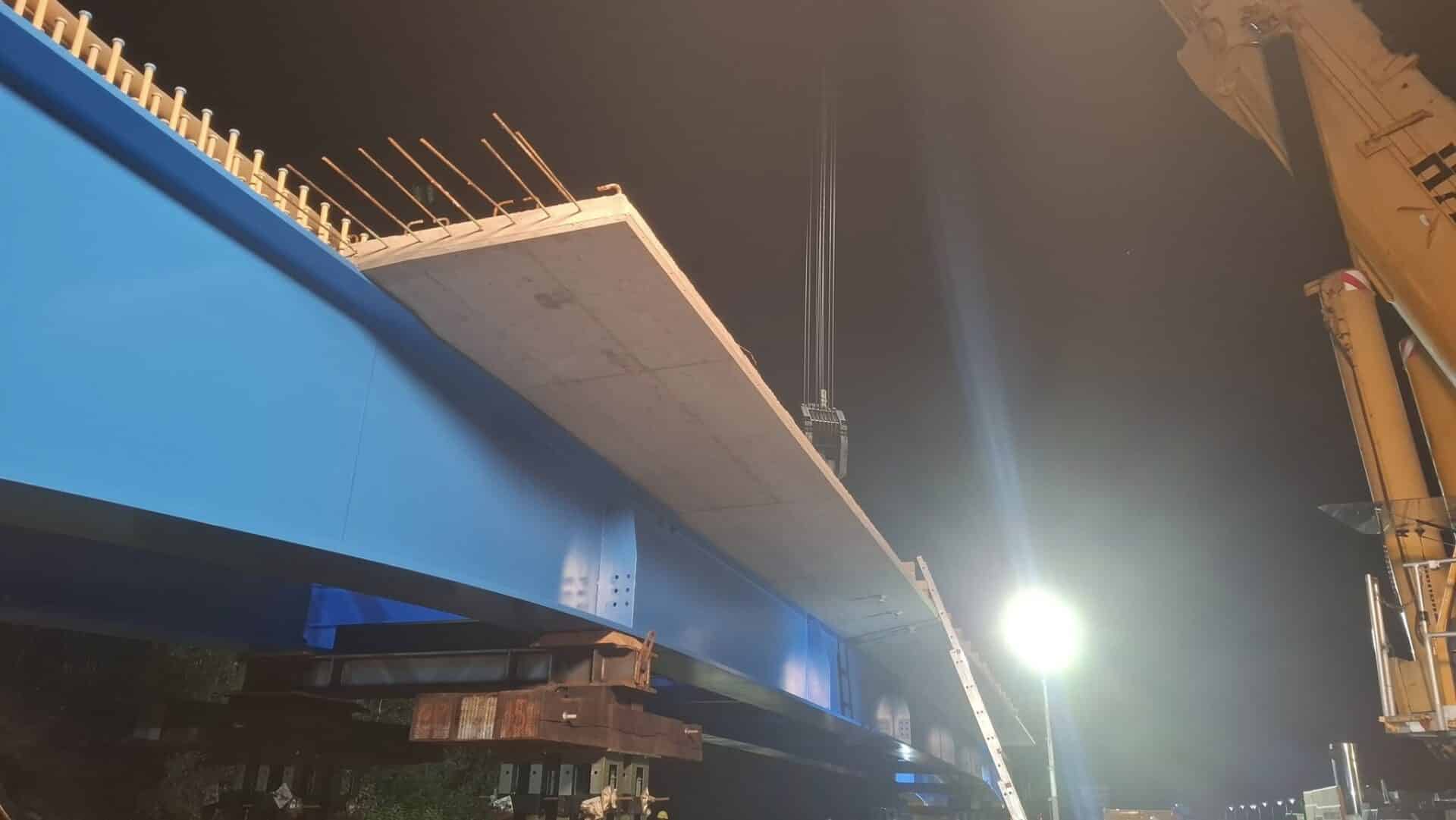 Noční stavba nového mostu na dálnici D11. Foto: KSÚS