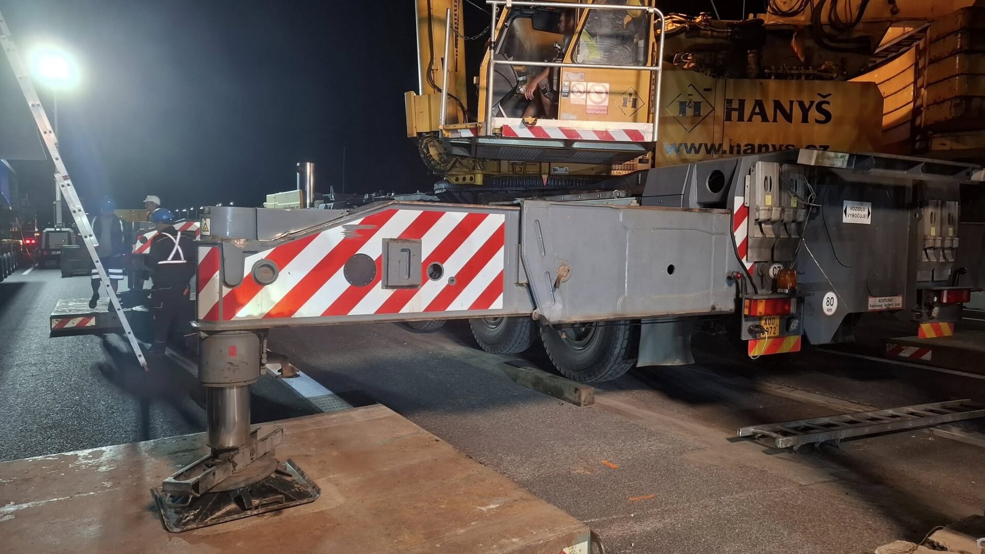 Noční stavba nového mostu na dálnici D11. Foto: KSÚS