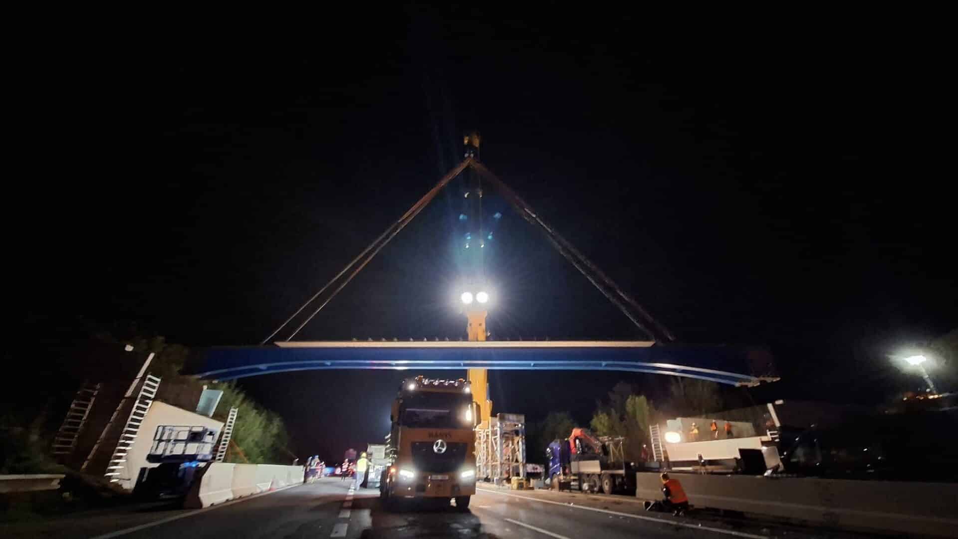 Noční stavba nového mostu na dálnici D11. Foto: KSÚS