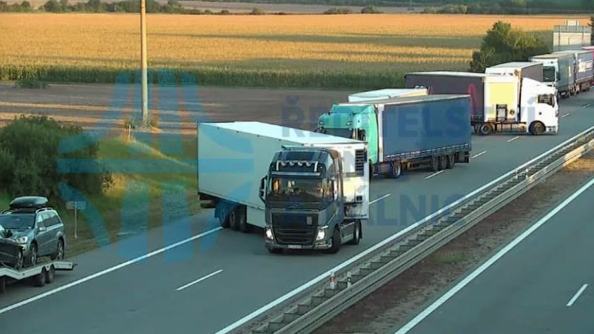 Policie auta v kolonách otáčí, dálnice D2 bude dlouho zavřená.