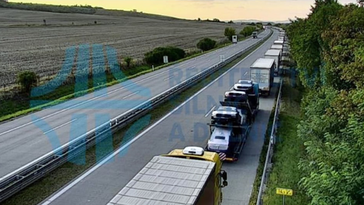 Na dálnici D2 se před nehodou utvořily dlouhé kolony.