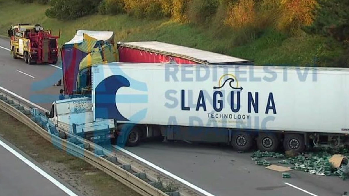 Hromadná nehoda kamionů na dálnici D2 u Blučiny.