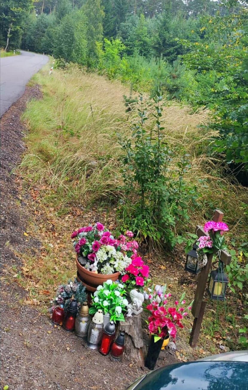 Pietní místo mladého motorkáře u Hoděšovic.