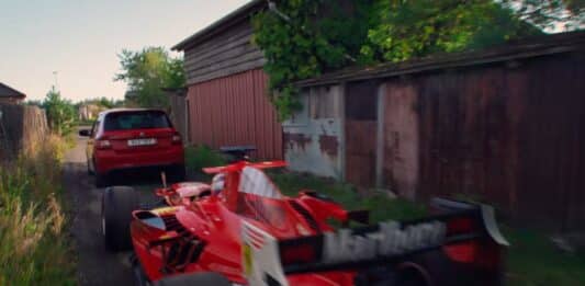 Formuli táhli narychlo na laně na pozemek majitele. Zrovna dorazila policie.