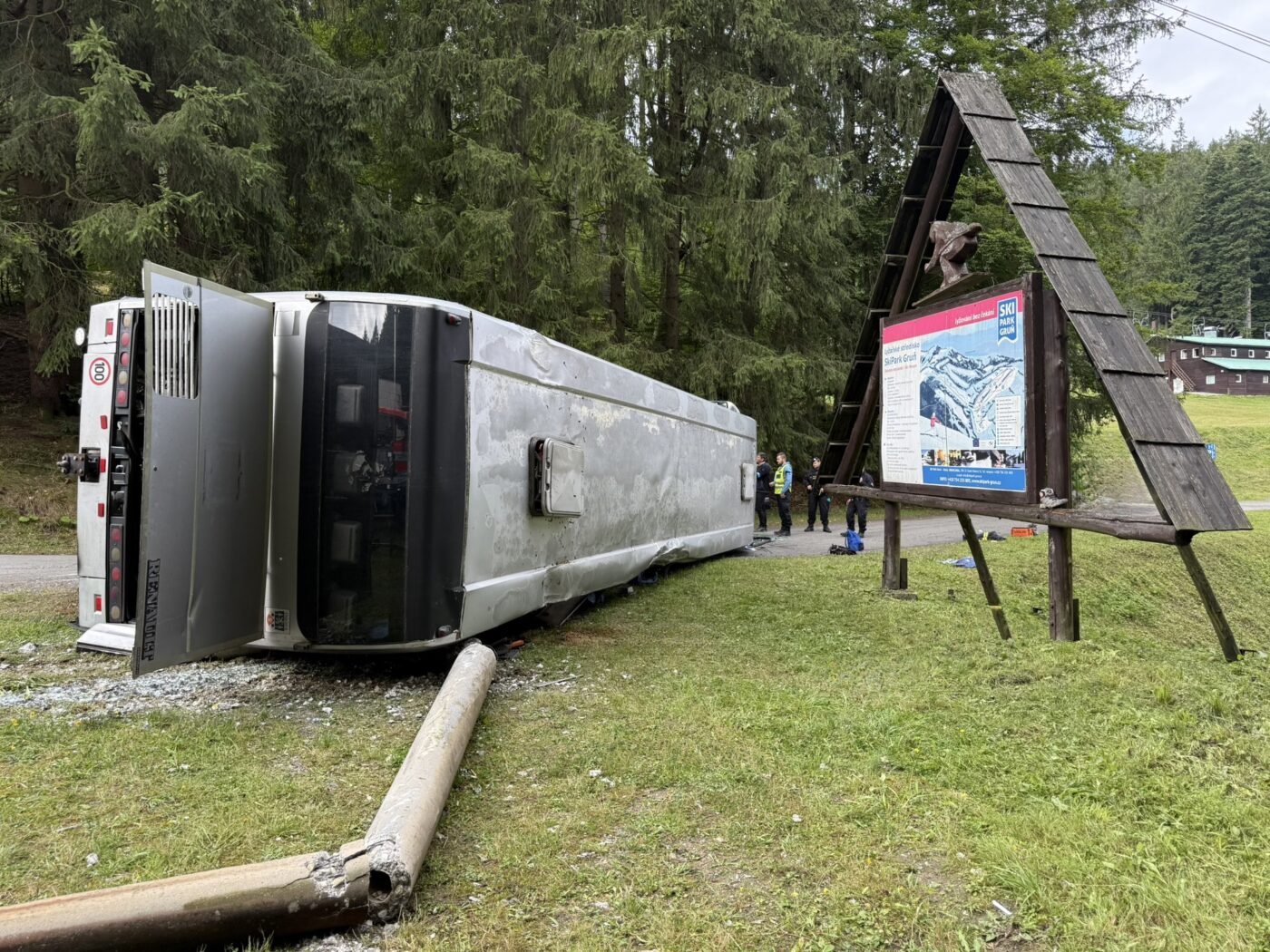 Nehoda autobusu ve Starých Hamrech si vyžádala desítky zraněných.
