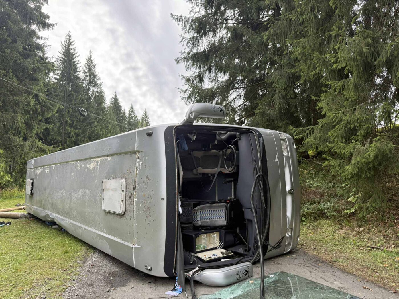 Nehoda autobusu ve Starých Hamrech si vyžádala desítky zraněných.