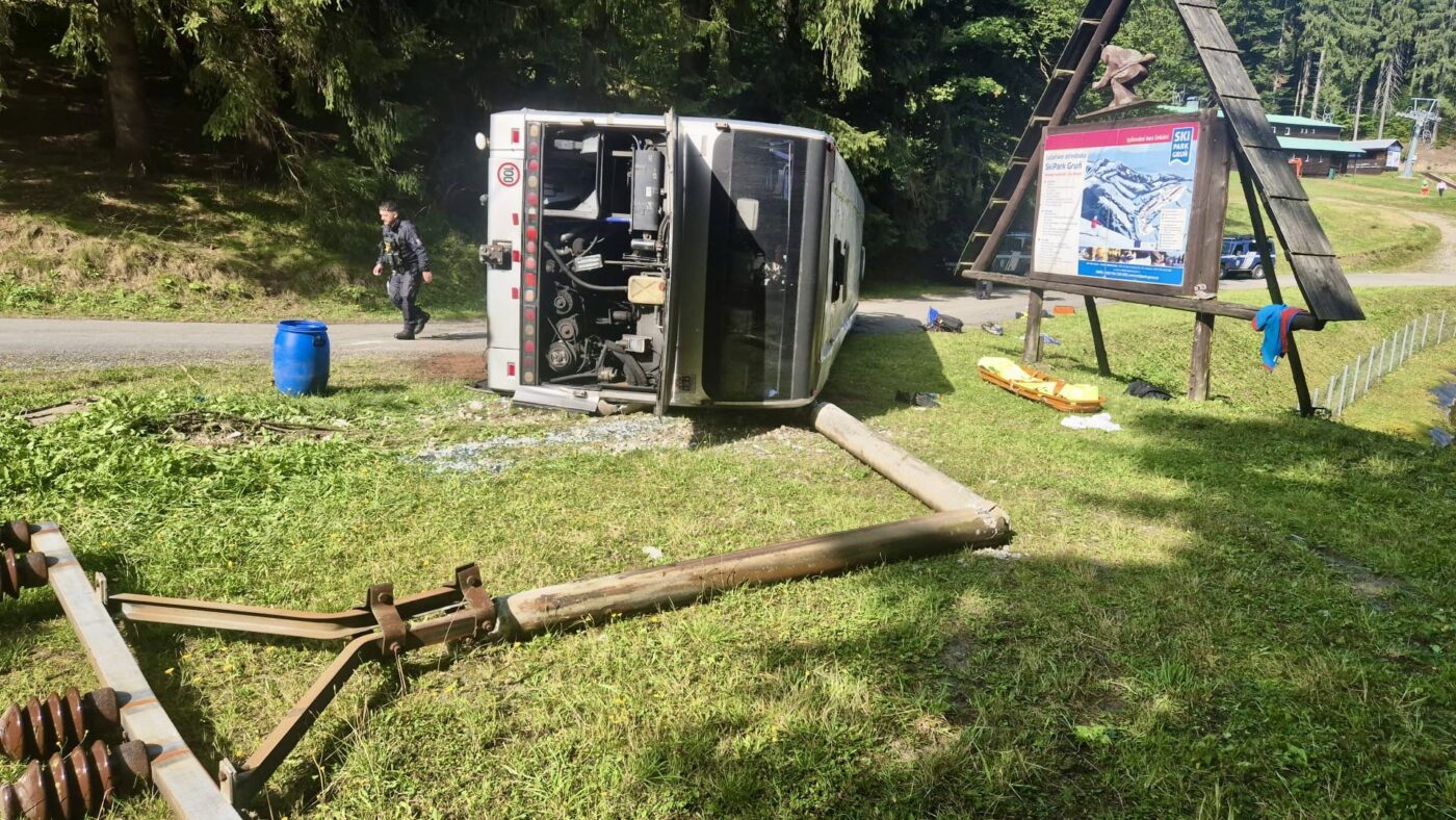 Nehoda autobusu ve Starých Hamrech si vyžádala desítky zraněných.
