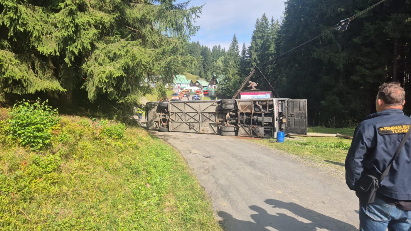 Nehoda autobusu ve Starých Hamrech si vyžádala desítky zraněných.