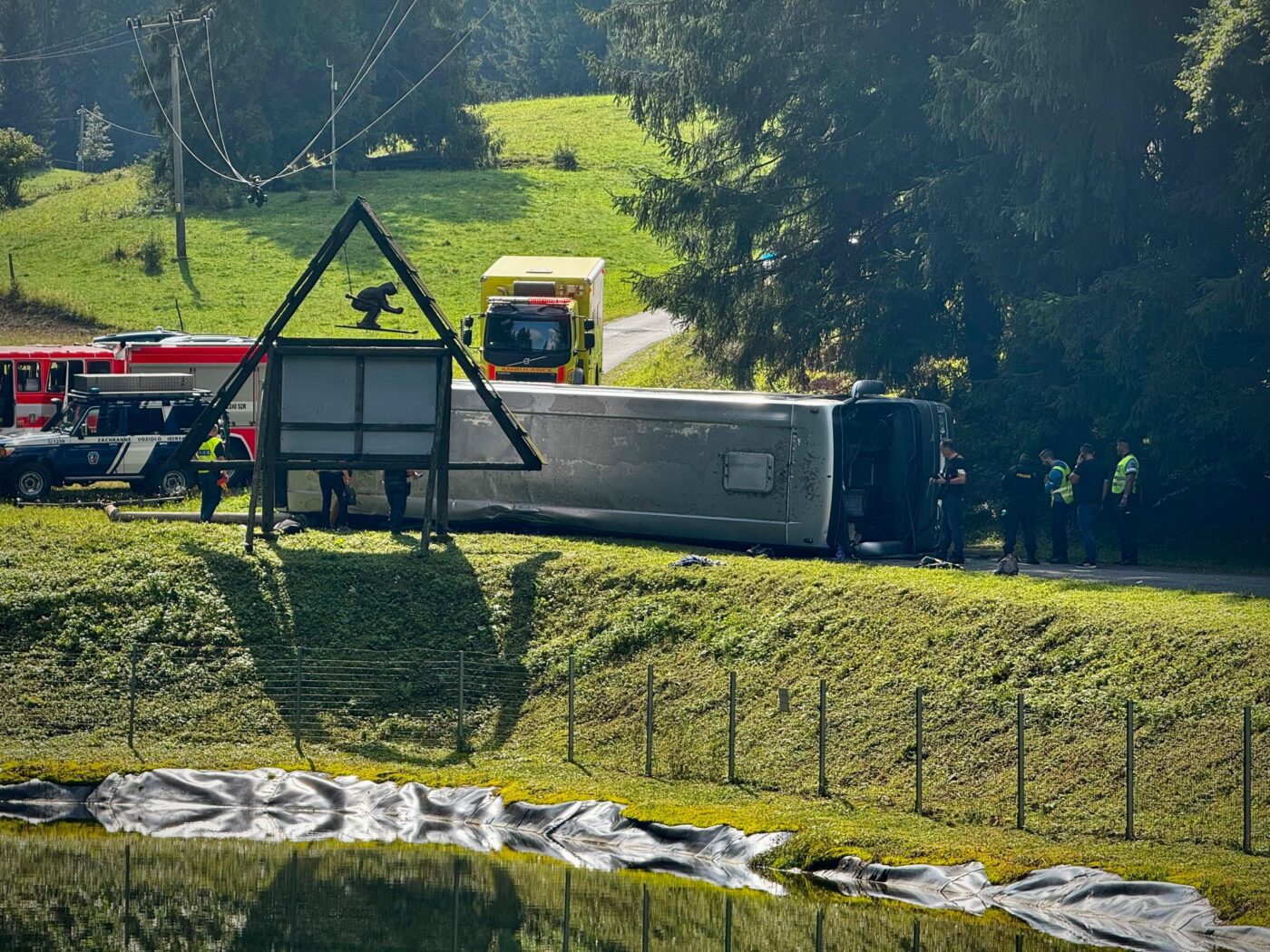 Nehoda autobusu ve Starých Hamrech si vyžádala desítky zraněných.