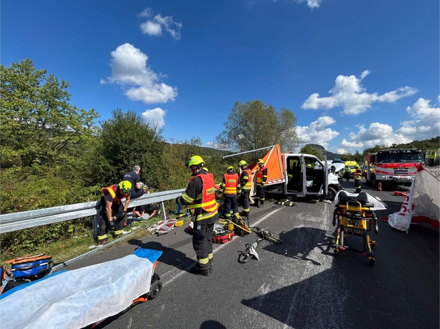 Tragická nehoda u Bíliny. Kamion najel do auta silničářů.