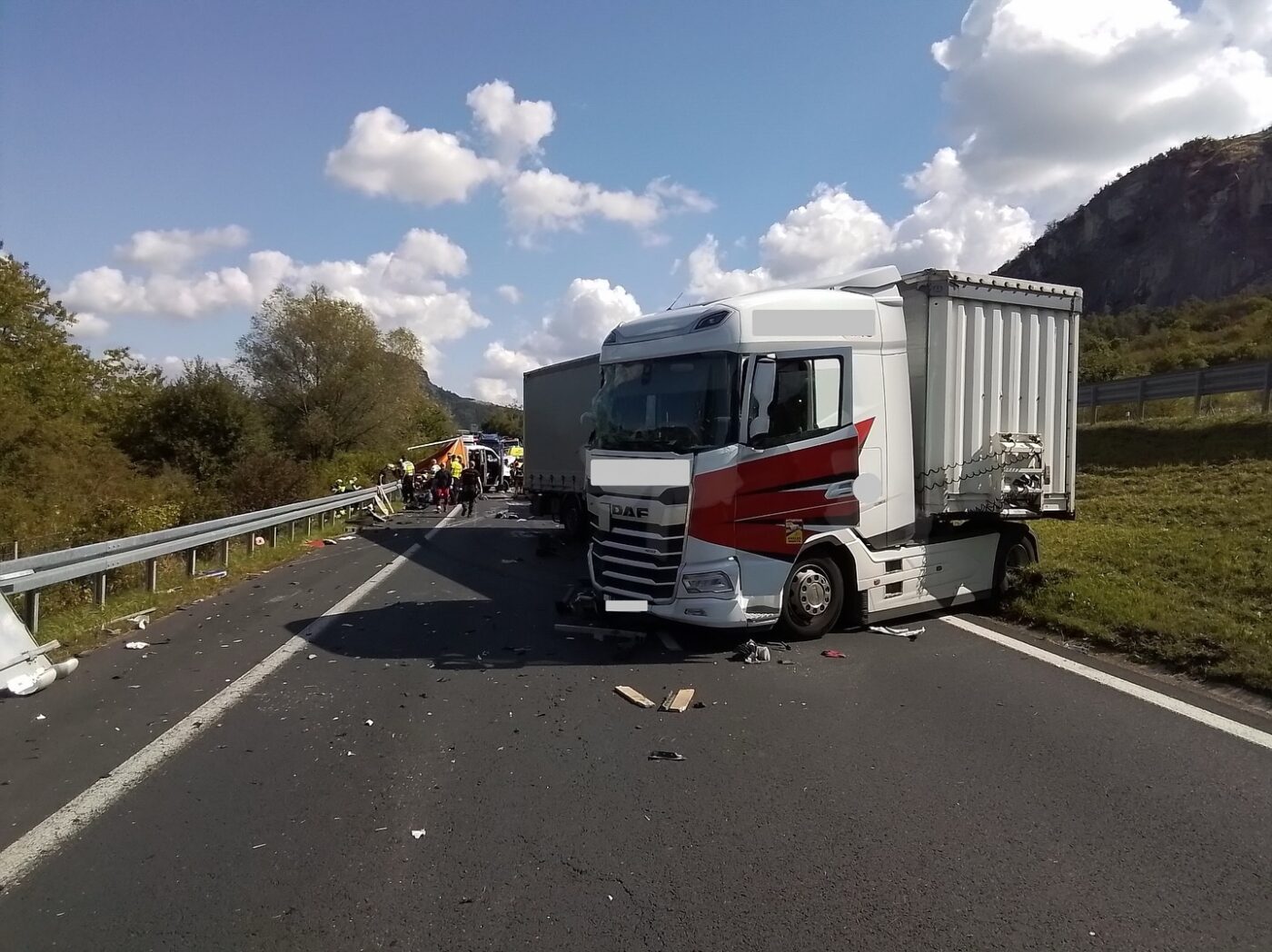 Tragická nehoda u Bíliny. Kamion najel do auta silničářů.