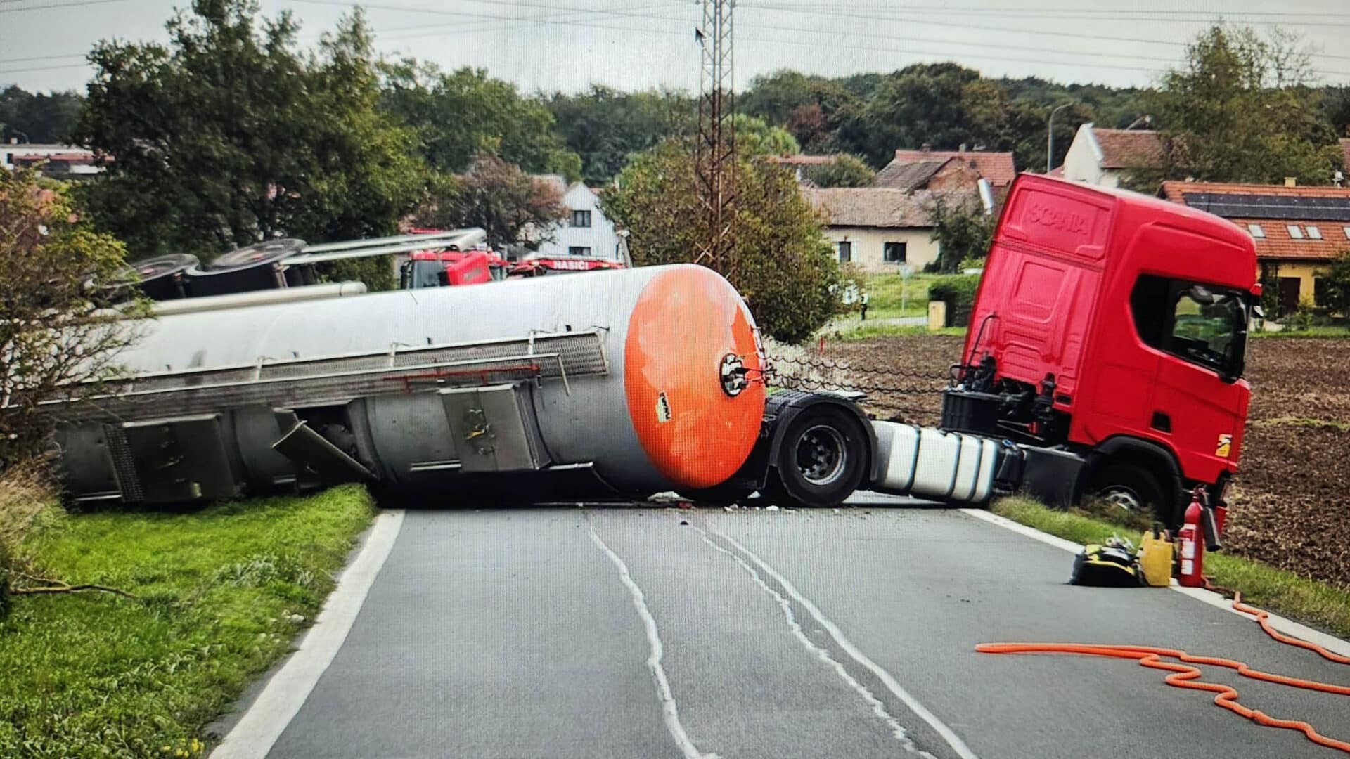 Nehoda cisterny u Veltrus. Foto: HZS