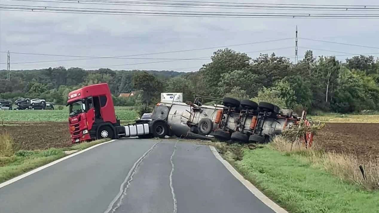 Nehoda cisterny u Veltrus. Foto: HZS