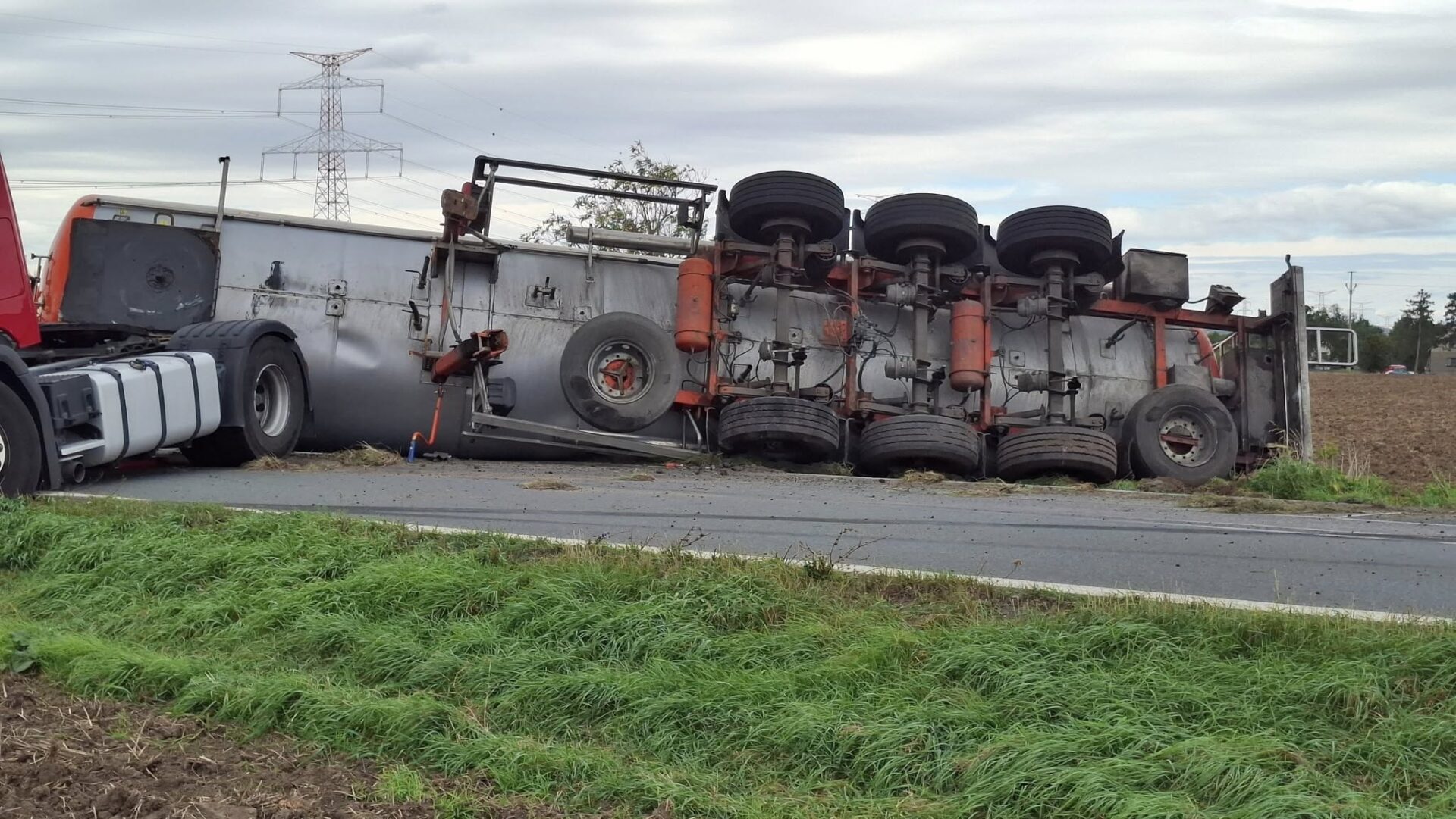 Nehoda cisterny u Zlosyně. Foto: KSÚS