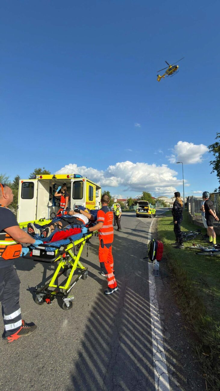 Záchranáři zasahují u nehody v Lomu na Táborsku. Foto: ZZS