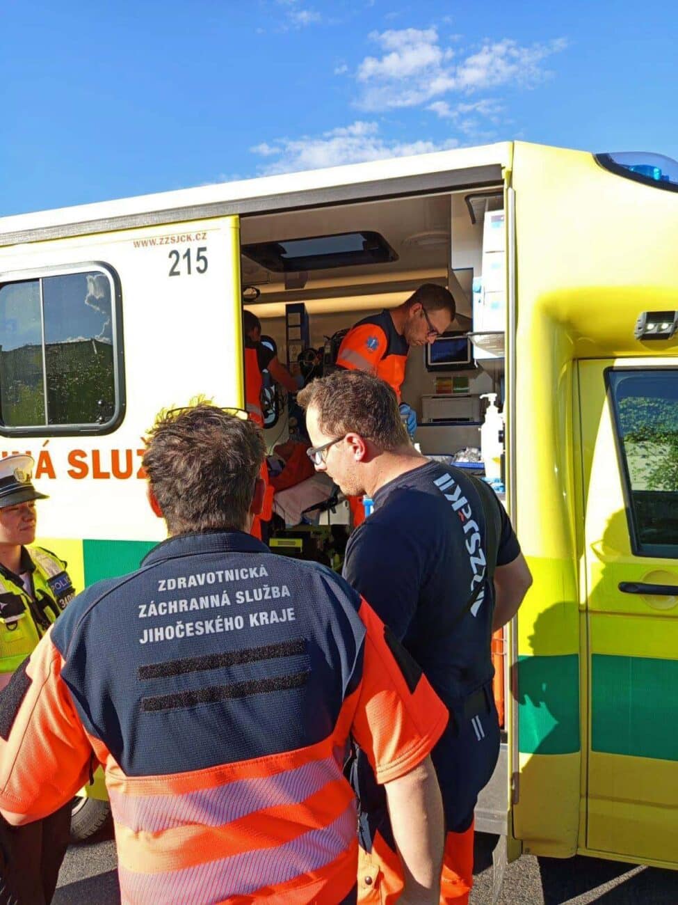 Záchranáři zasahují u nehody v Lomu na Táborsku. Foto: ZZS
