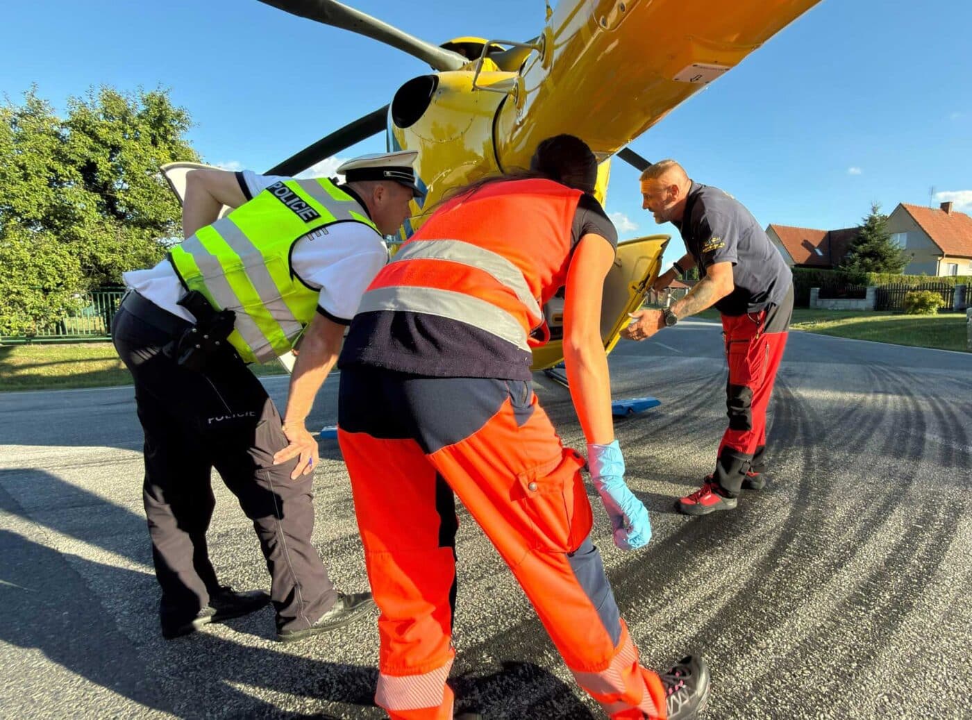 Záchranáři zasahují u nehody v Lomu na Táborsku. Foto: ZZS