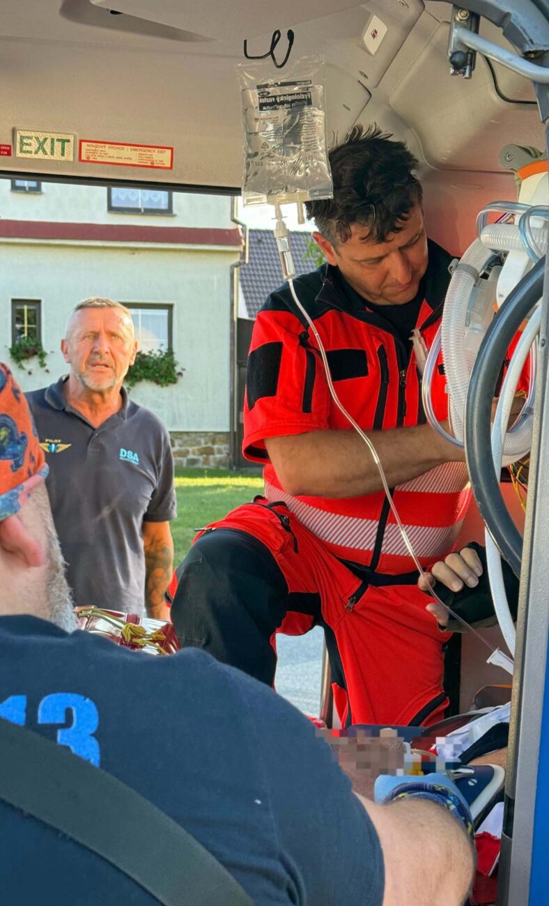 Záchranáři zasahují u nehody v Lomu na Táborsku. Foto: ZZS