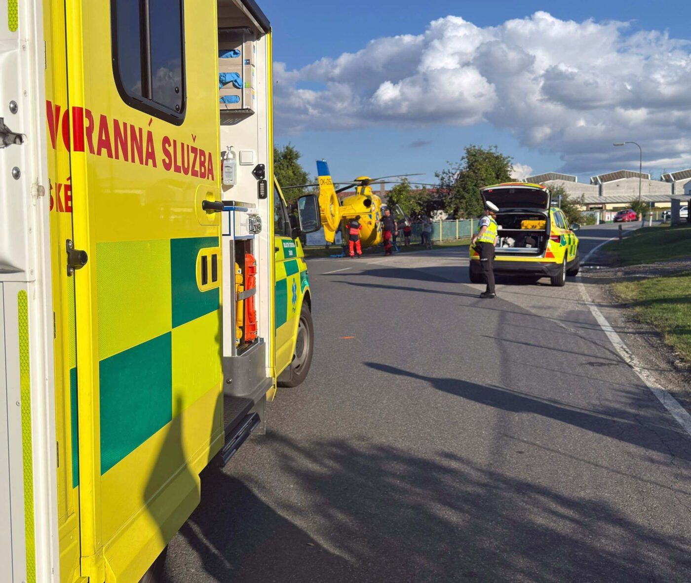 Záchranáři zasahují u nehody v Lomu na Táborsku. Foto: ZZS