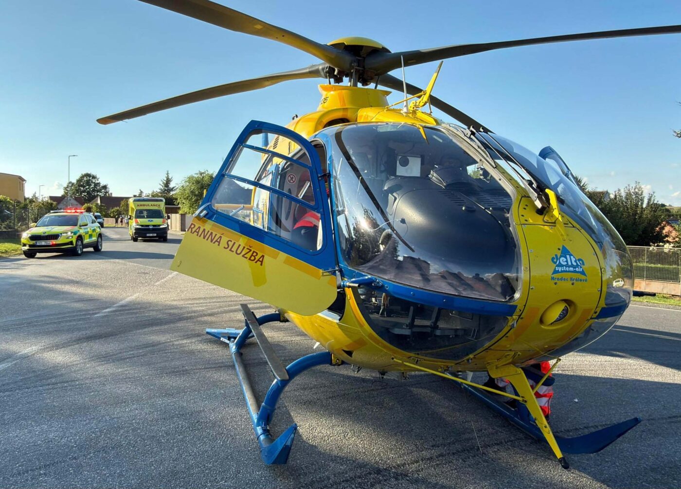 Záchranáři zasahují u nehody v Lomu na Táborsku. Foto: ZZS