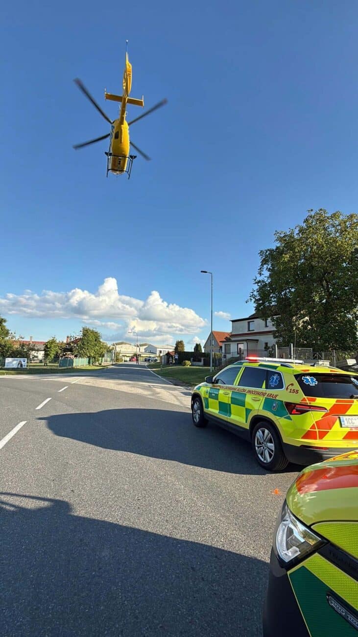 Záchranáři zasahují u nehody v Lomu na Táborsku. Foto: ZZS