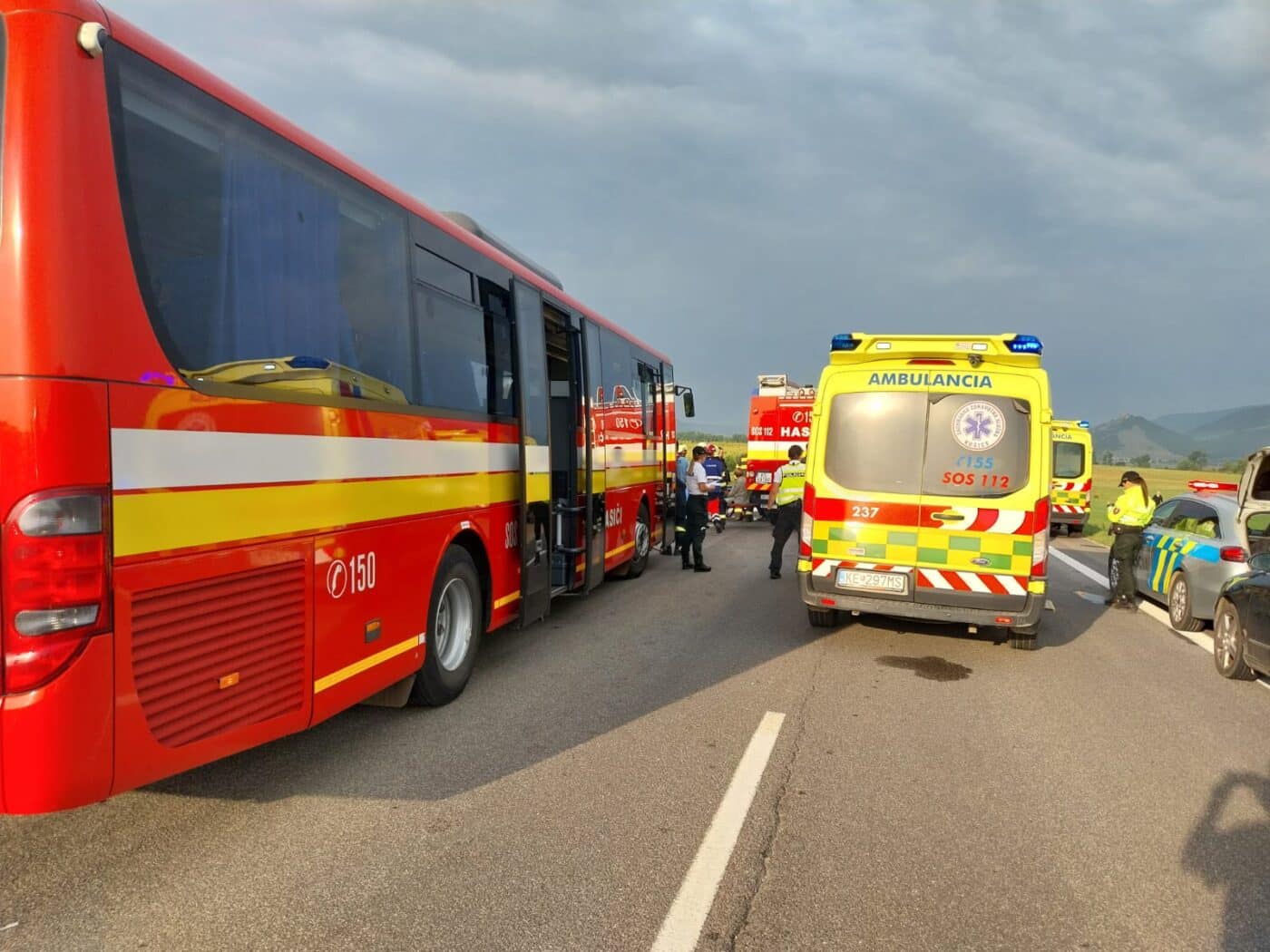 Tragická nehoda kamionu a autobusu na Košicku.