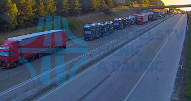 Kolona na dálnici D5. Zdroj: ŘSD