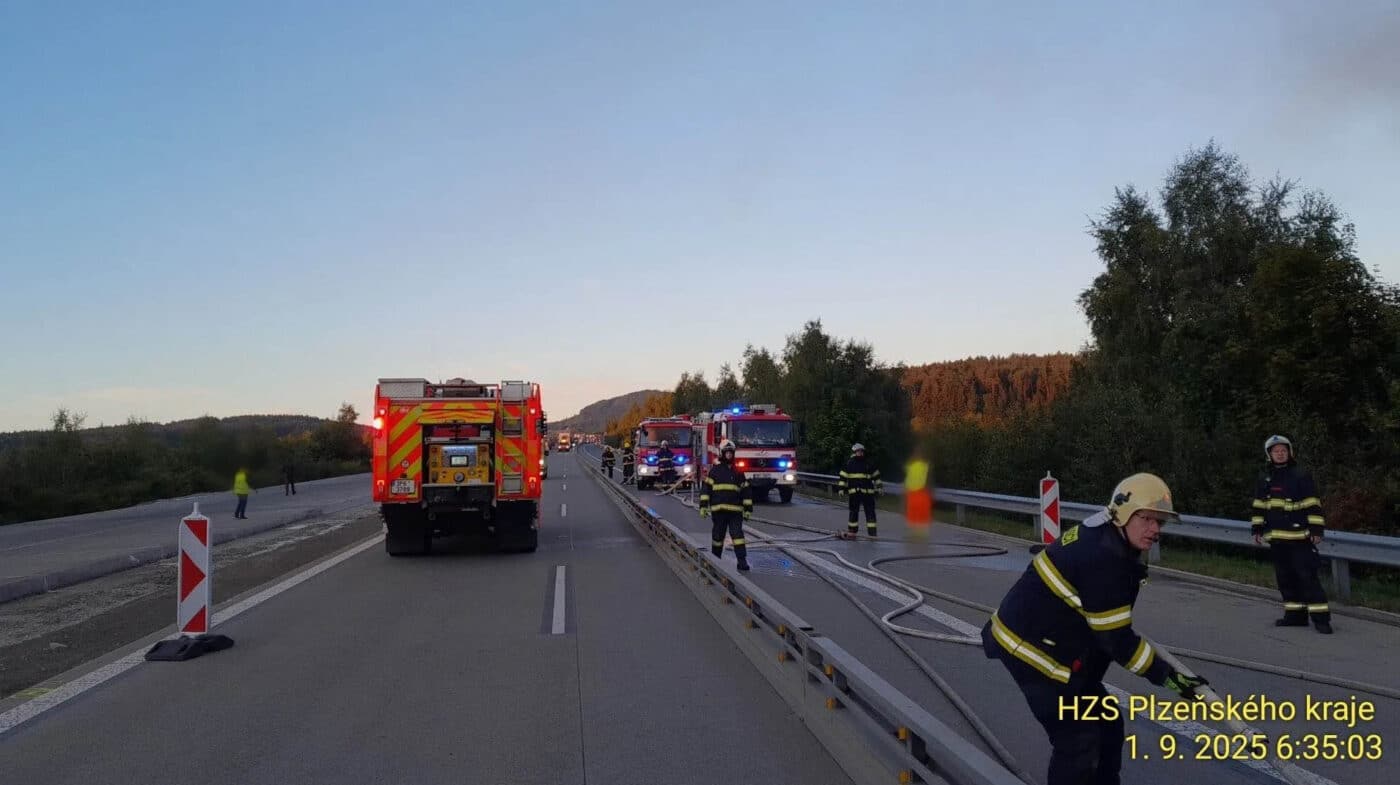 Požár kamionu na dálnici D5. Foto: HZS
