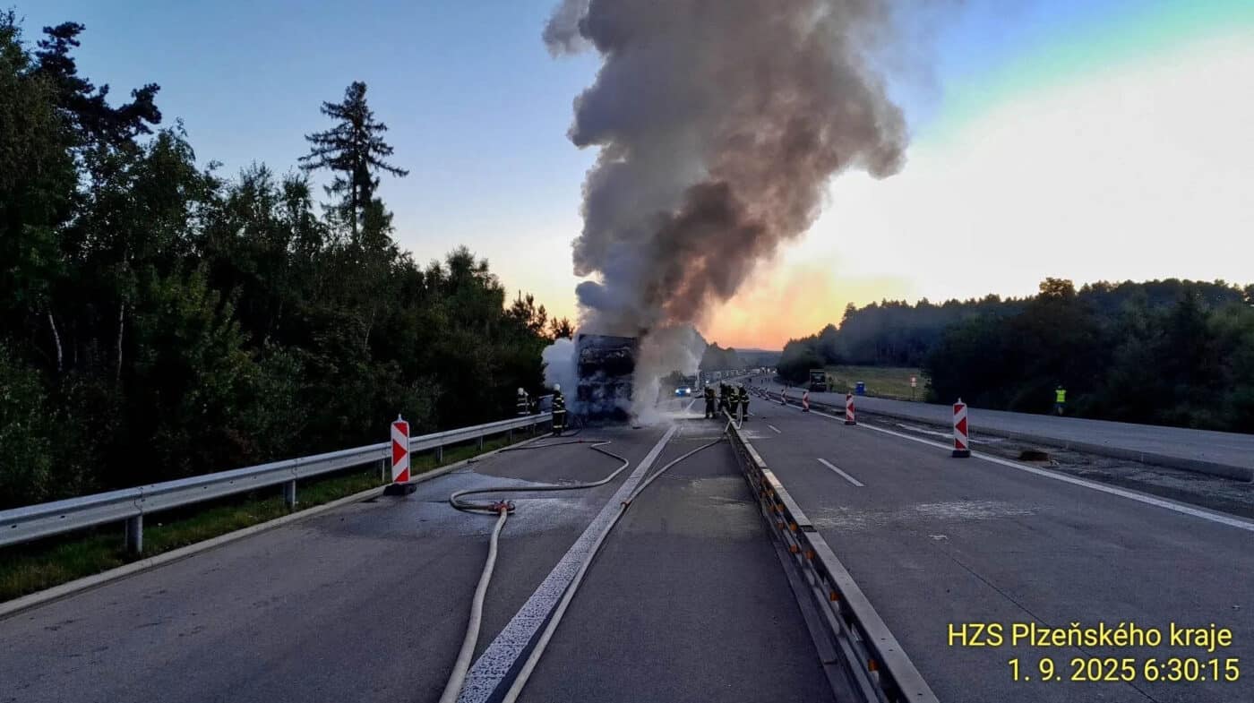 Požár kamionu na dálnici D5. Foto: HZS
