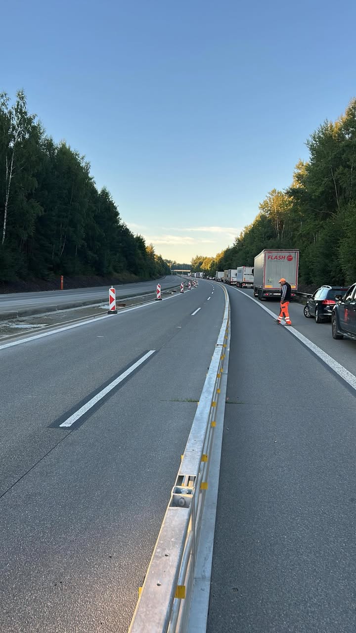 Řidiči čekají v koloně před požárem kamionu na dálnici D5. Foto: Daniel Mareček