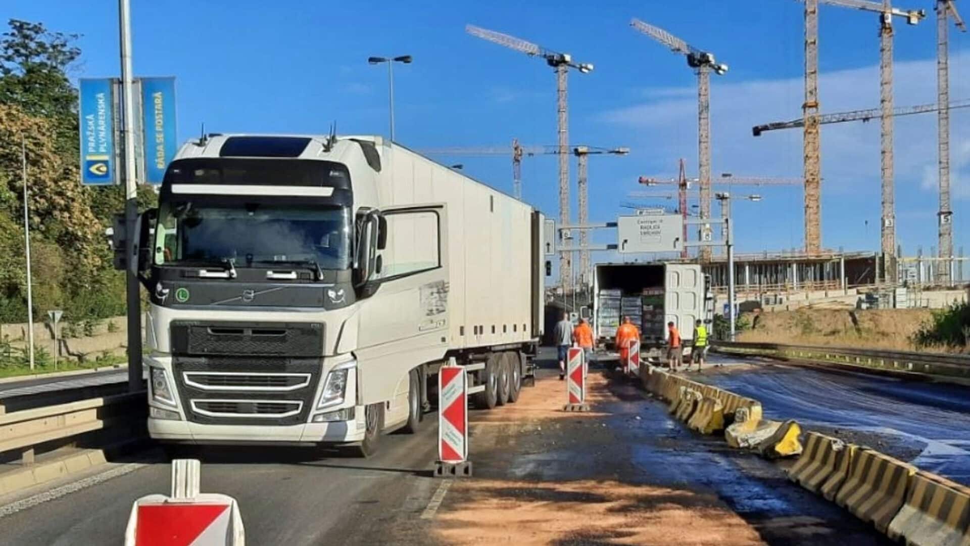 Nehoda kamionu u Zlíchovského tunelu. Foto: PČR