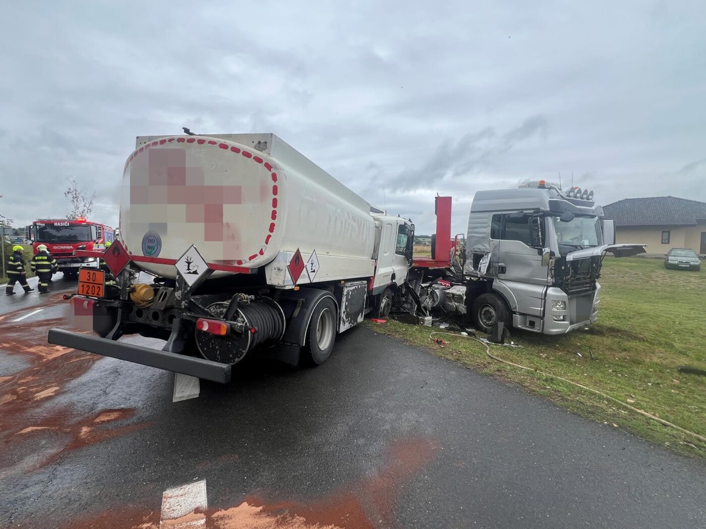 Nehoda náklaďáků ve Větrušicích na Mělnicku. Foto: HZS