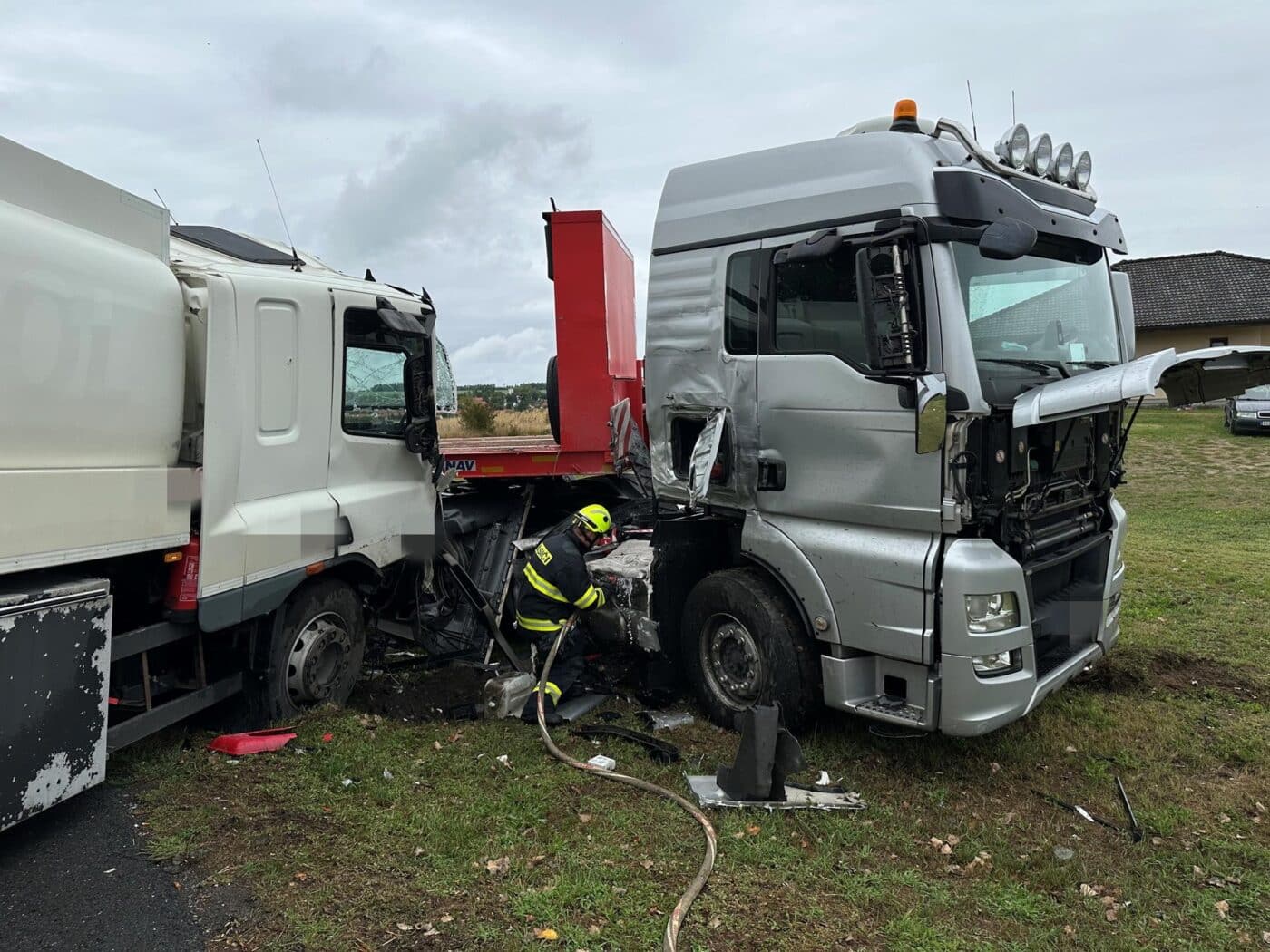 Nehoda náklaďáků ve Větrušicích na Mělnicku. Foto: HZS