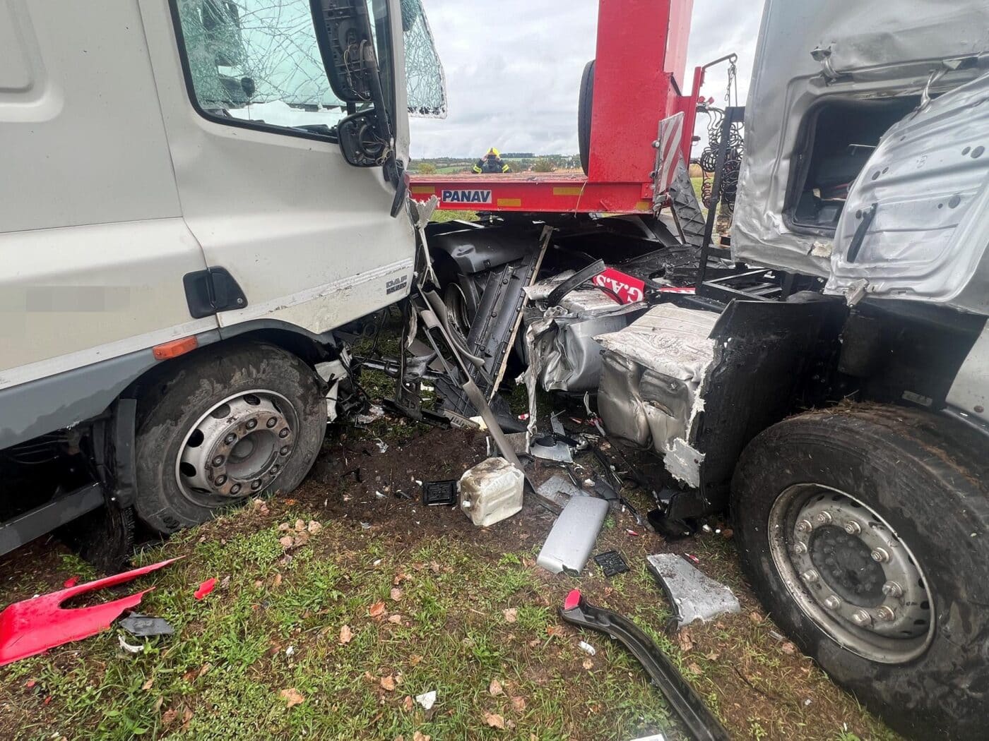 Nehoda náklaďáků ve Větrušicích na Mělnicku. Foto: HZS