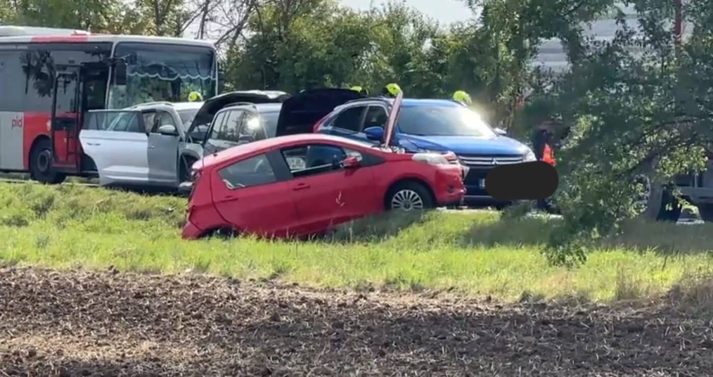 Hromadná nehoda u Neratovic. Foto: OK Mělník