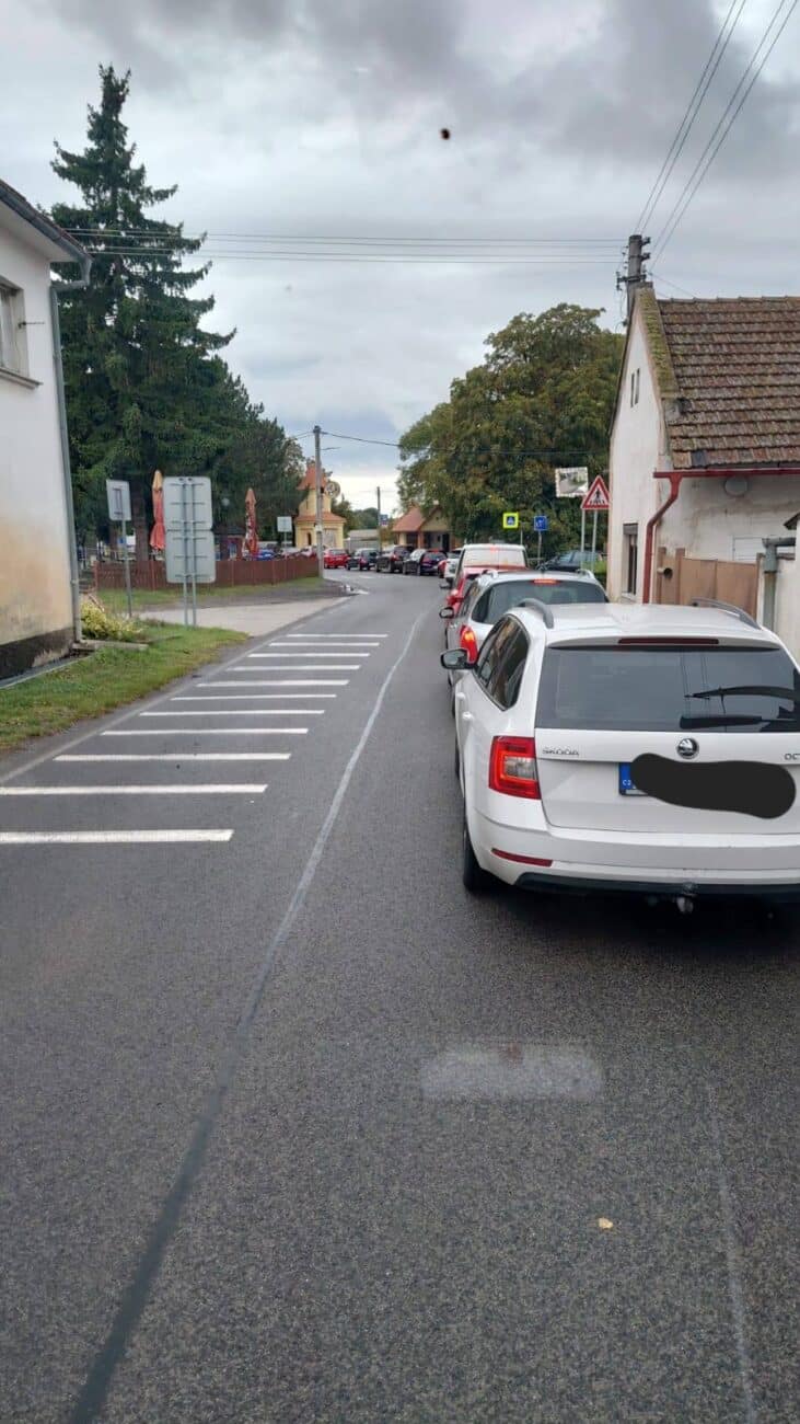 V okolí nehody se tvoří kolony. Foto: OK Mělník