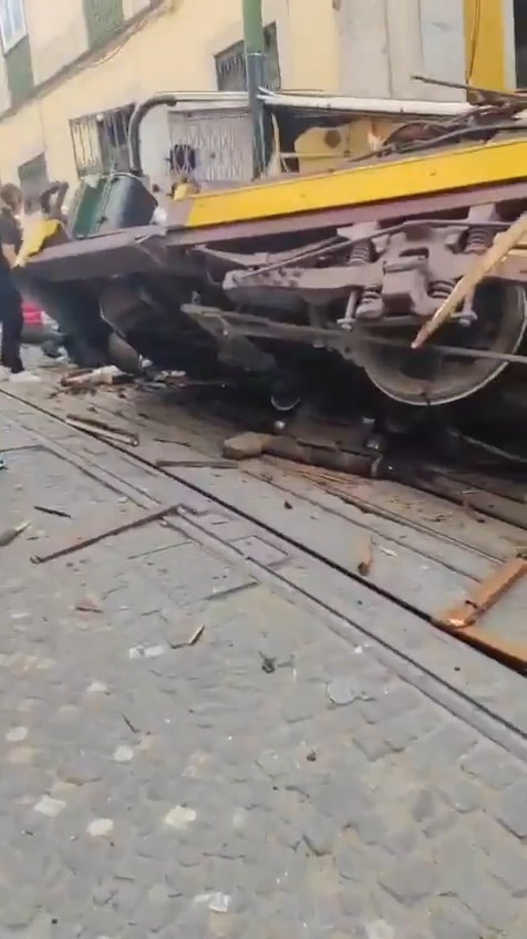 VIDEO: Nehoda lanovky Gloria v Lisabonu.