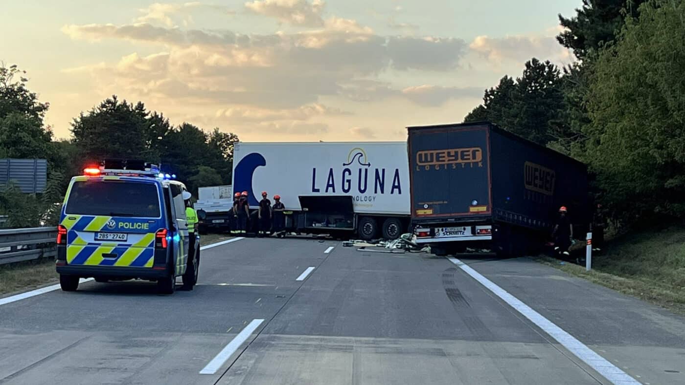 Hromadná nehoda kamionů na dálnici D2 u Blučiny.