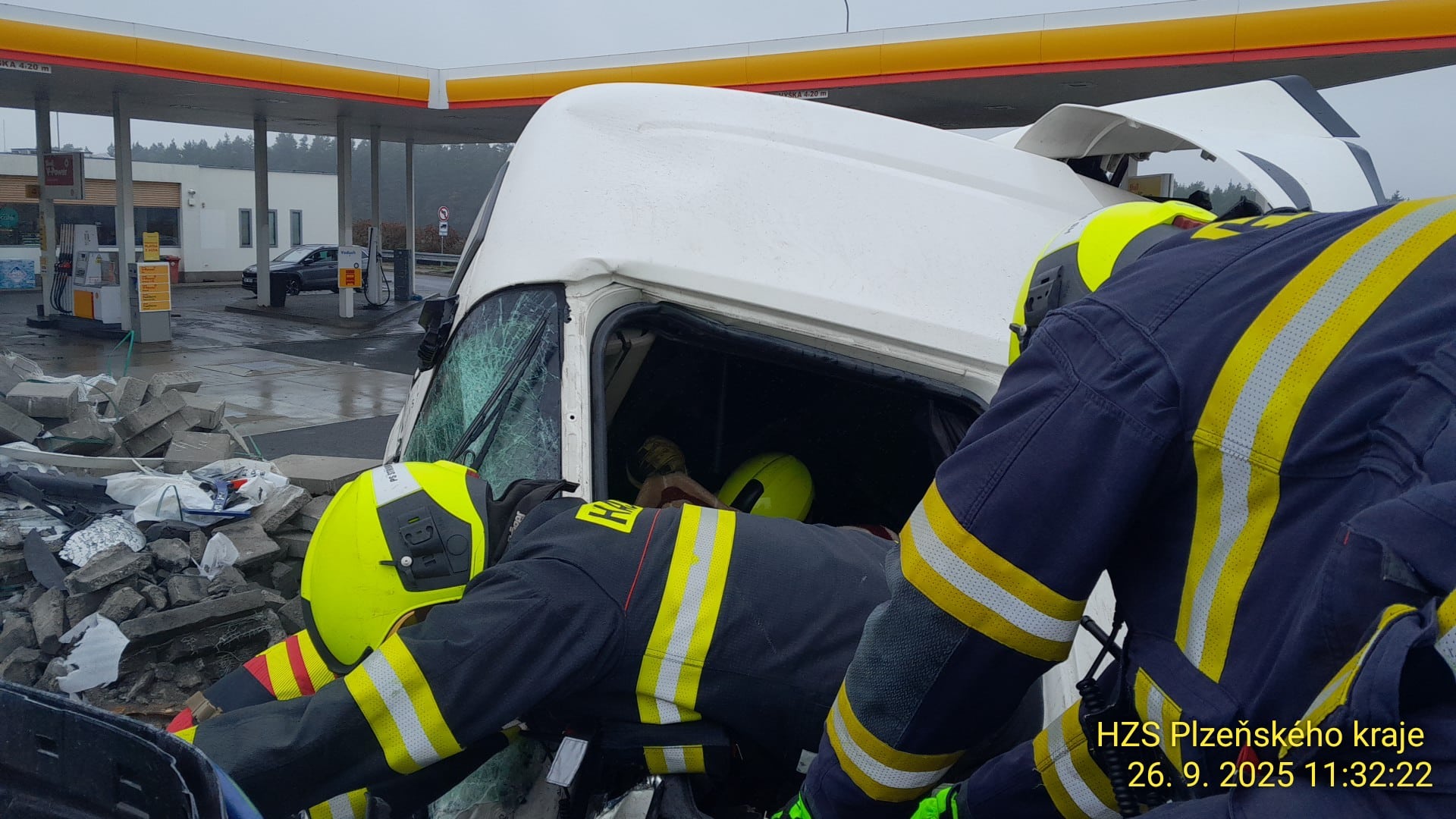 Vážná nehoda kamionů na benzince Shell na dálnici D5. Foto: HZS