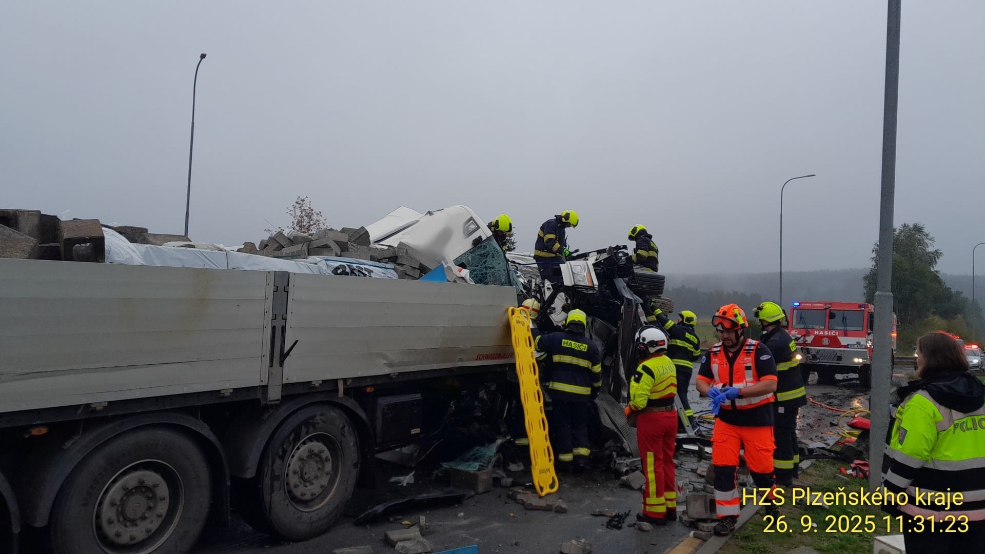 Vážná nehoda kamionů na benzince Shell na dálnici D5. Foto: HZS