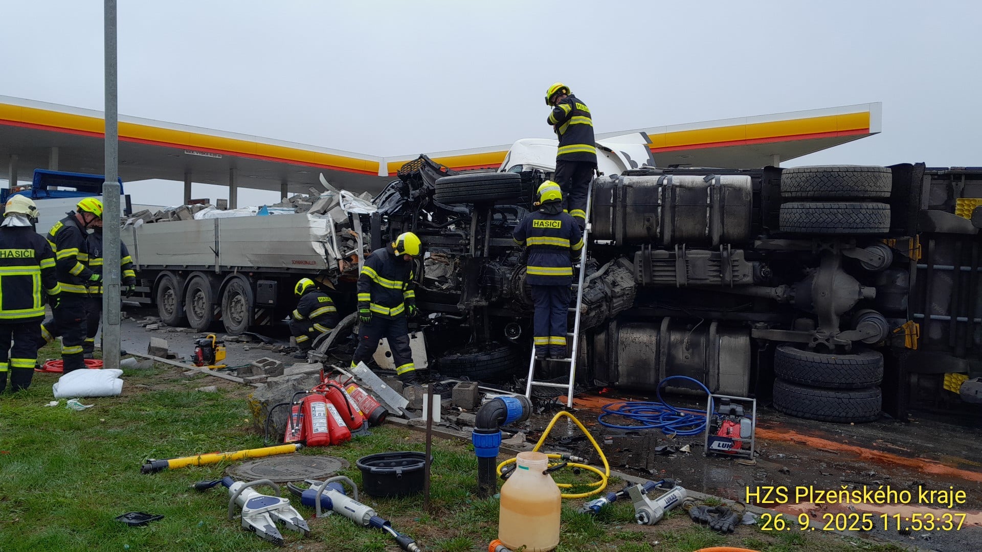 Vážná nehoda kamionů na benzince Shell na dálnici D5. Foto: HZS