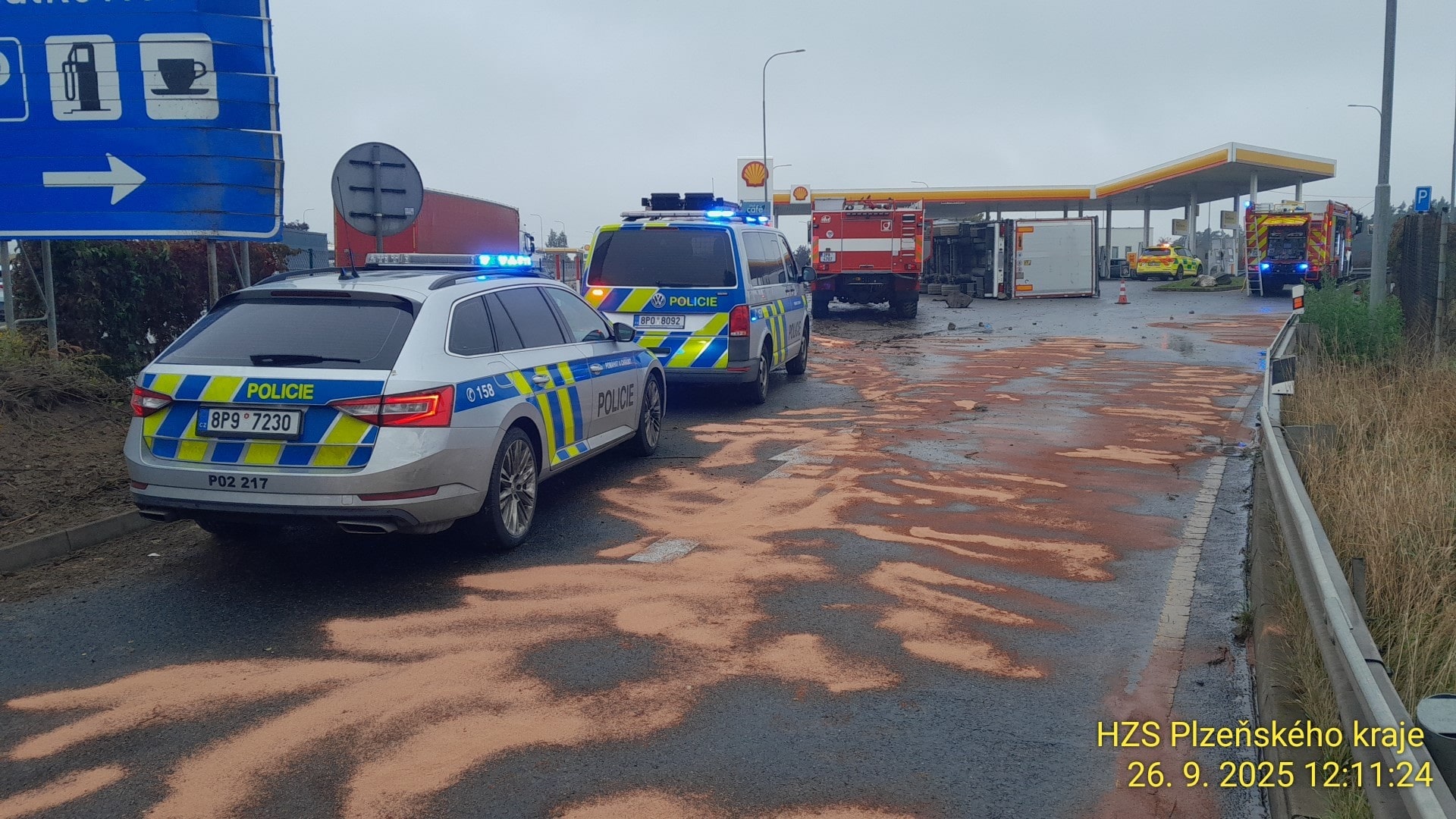 Vážná nehoda kamionů na benzince Shell na dálnici D5. Foto: HZS