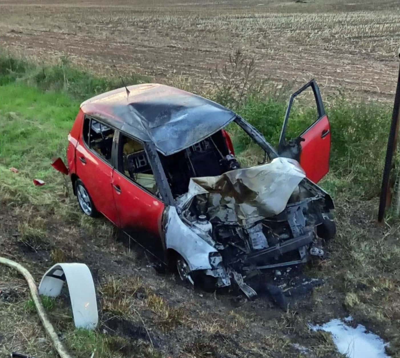 Nehoda auta a motorky u obce Lochenice. Foto: PČR