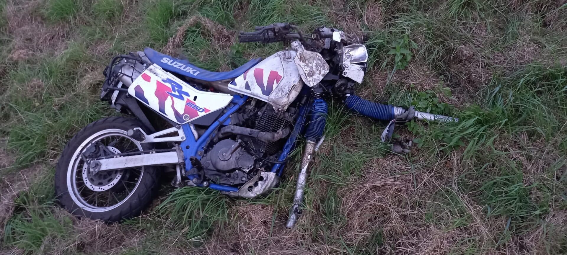 Nehoda auta a motorky u obce Lochenice. Foto: HZS