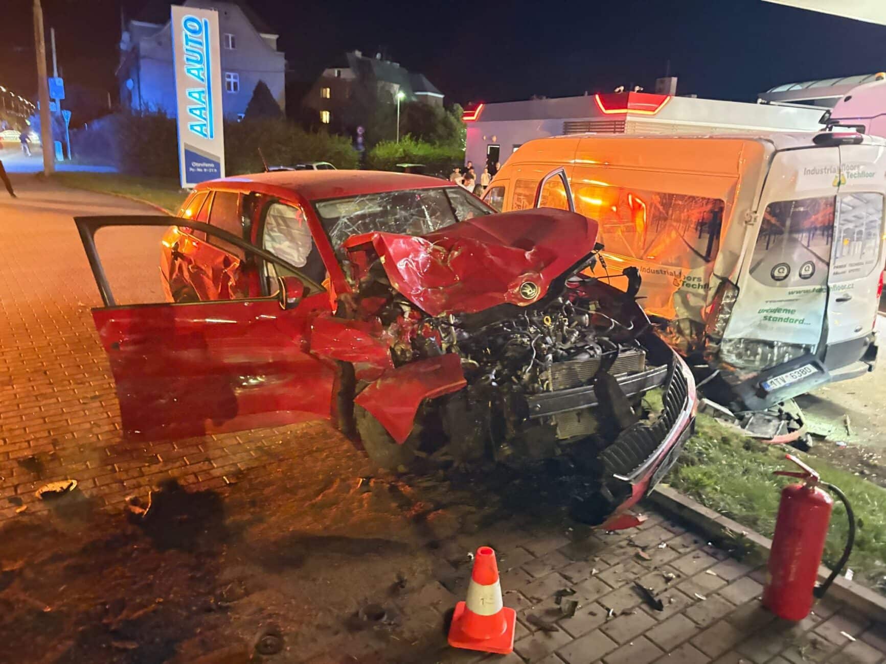 Nehoda na benzince v Opavě. Foto: FB/Kde stojí švestky Opava