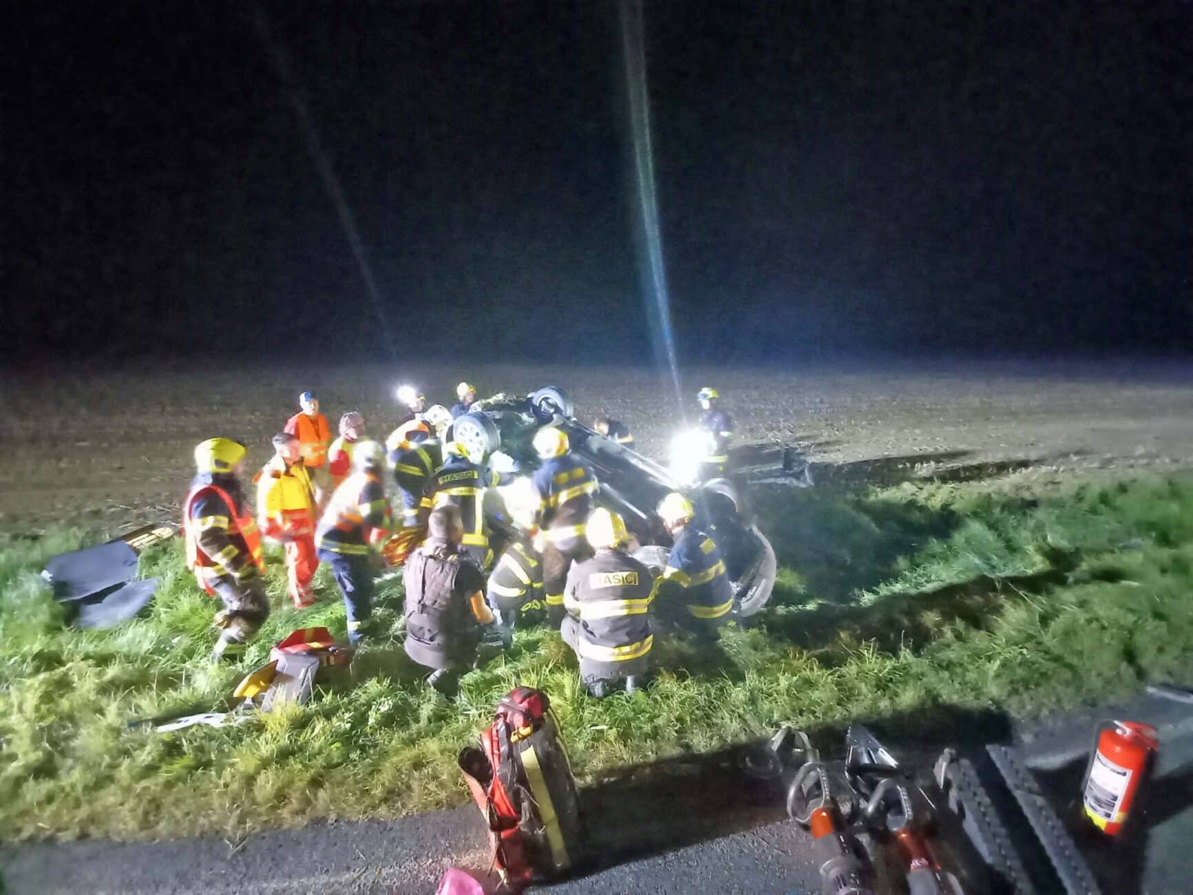 Vážná nehoda Fabie a kombajnu u obce Dolní Přím. Foto: HZS