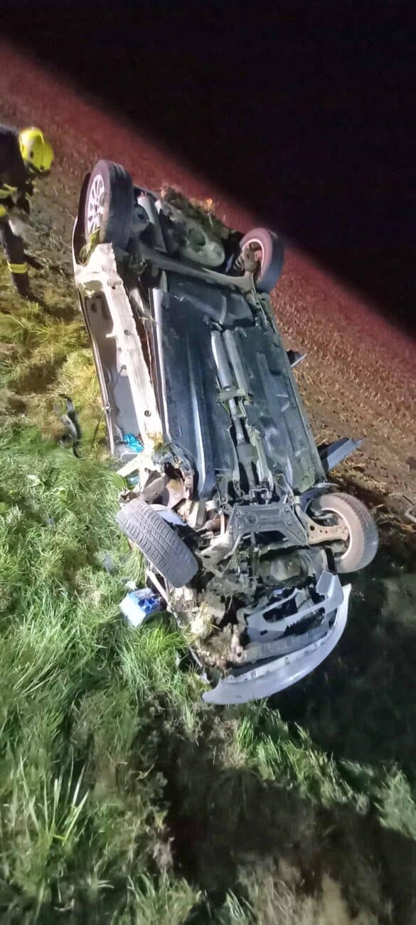 Vážná nehoda Fabie a kombajnu u obce Dolní Přím. Foto: HZS